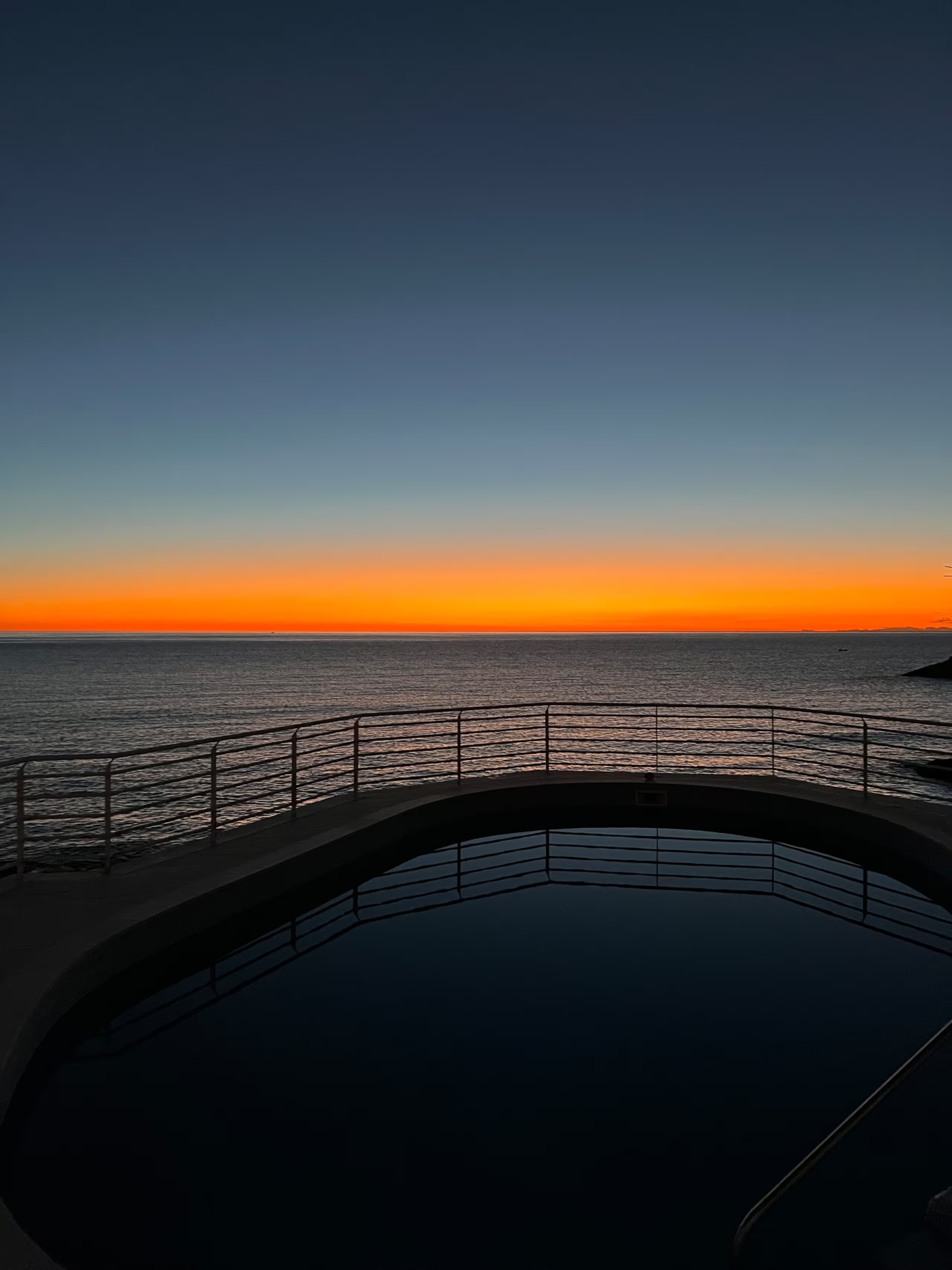 Horizonte al atardecer desde la piscina