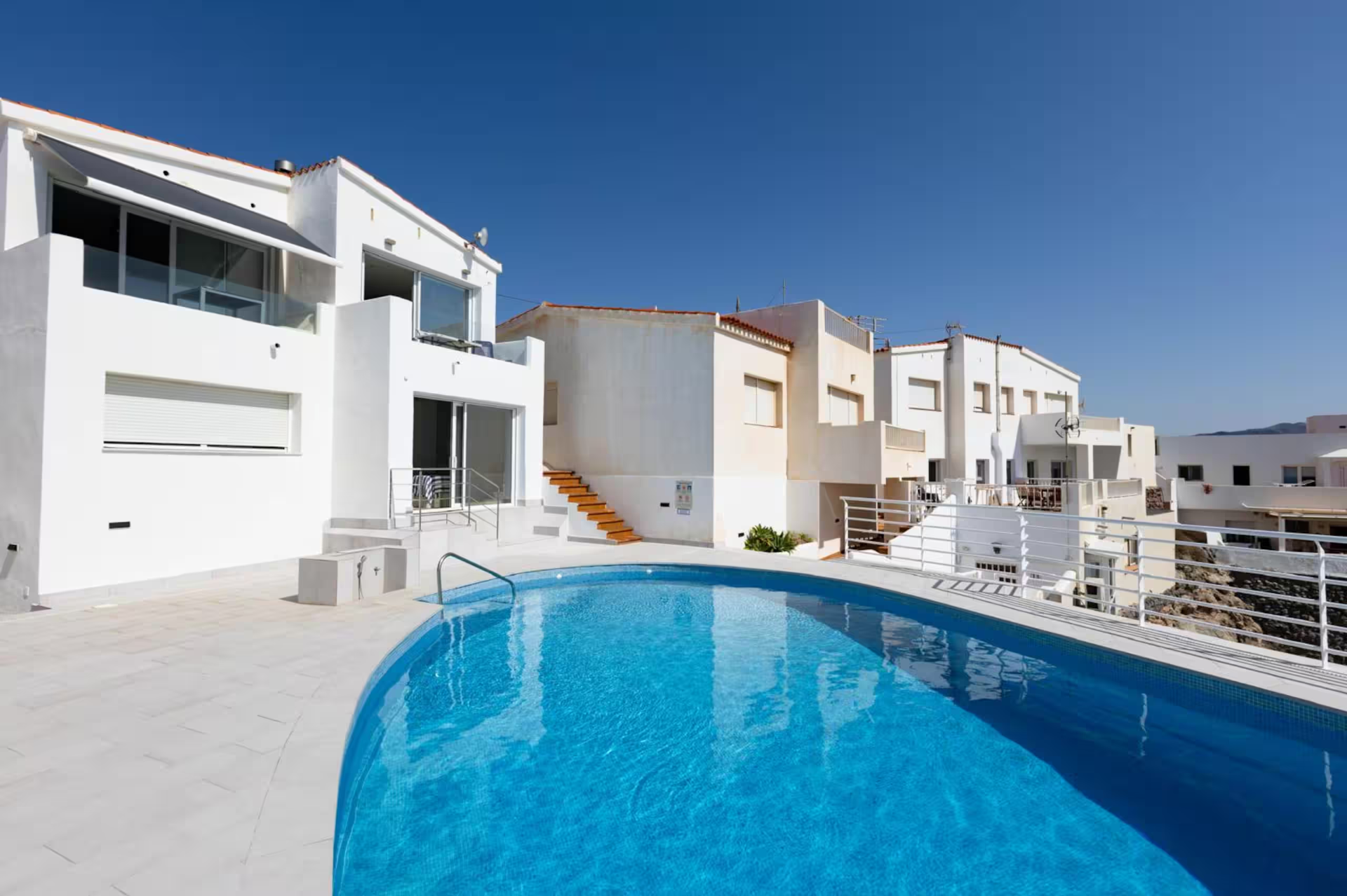 Piscina comunitaria y fachada de las casas