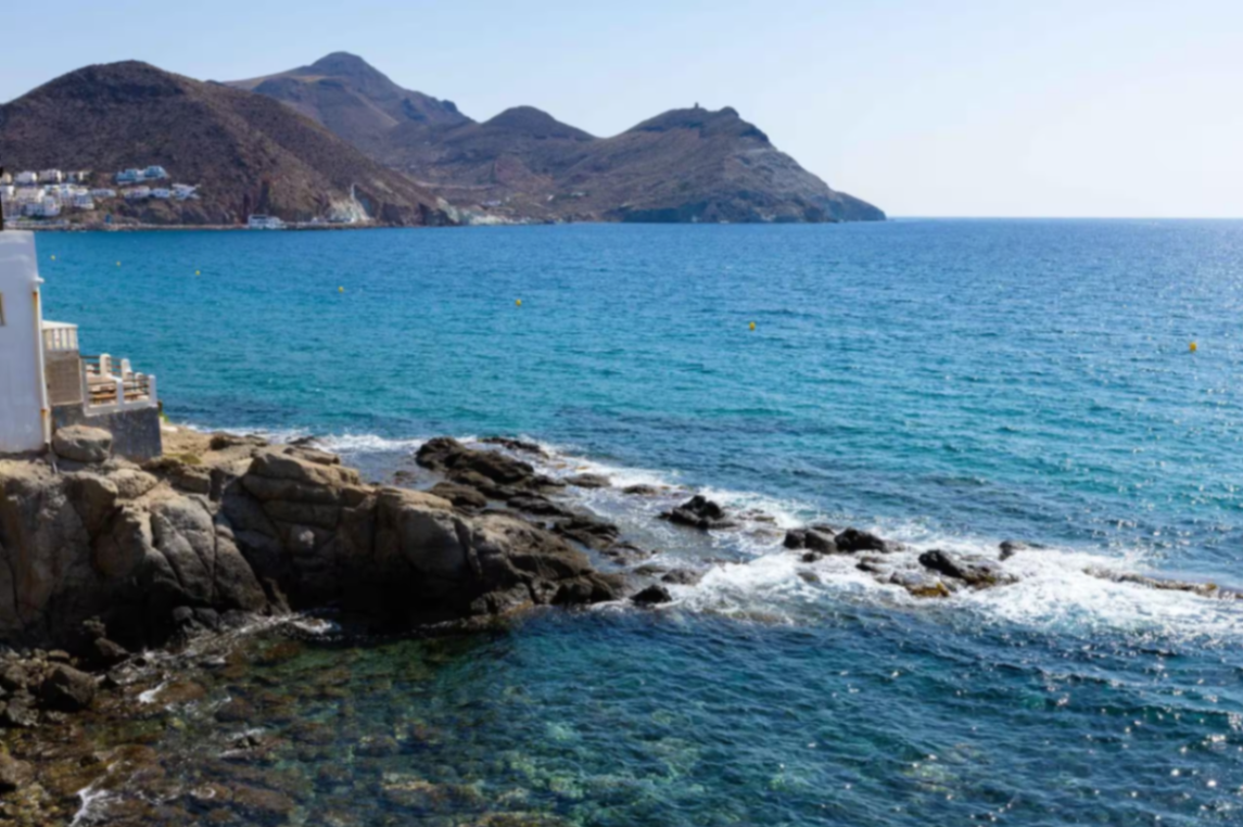 Vistas de la cala y el espigón rocoso