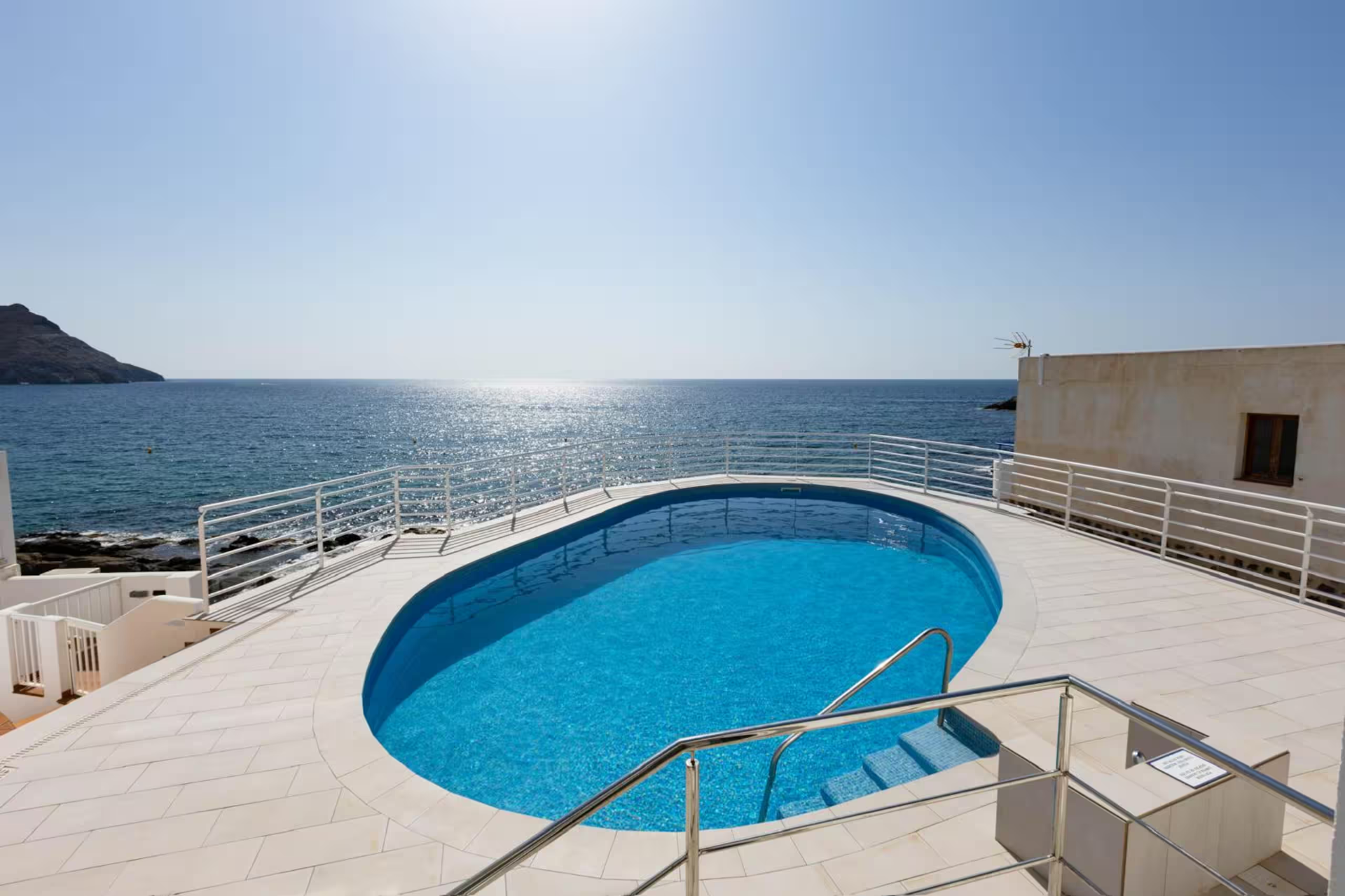 Piscina con vistas al mar