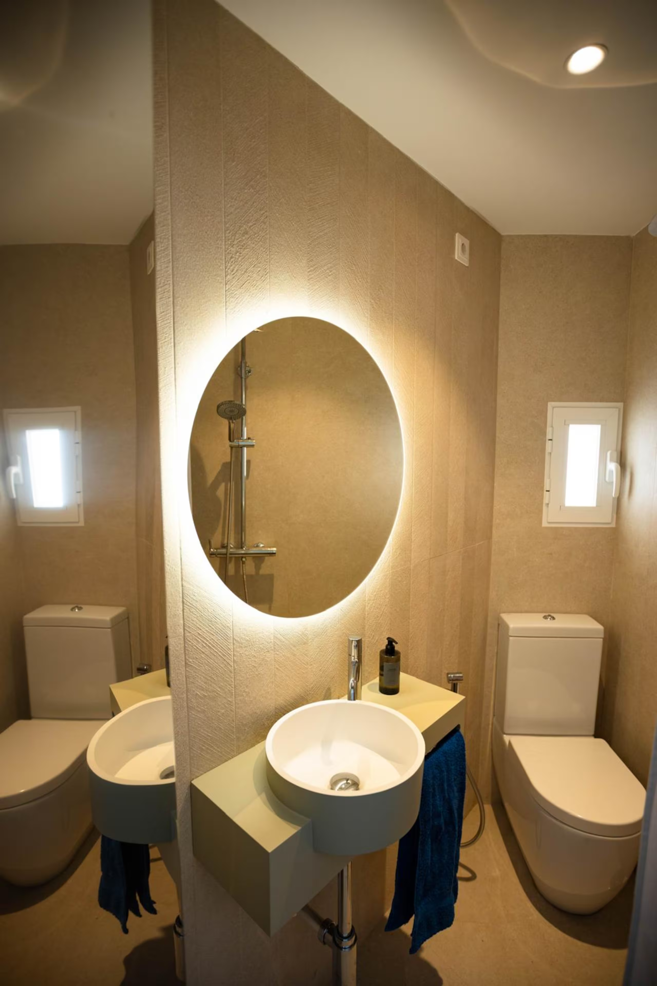 Aseo con lavabo y espejo